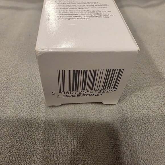 Rodial Soft Focus Glow Drops - Illuminating Primer - Picture 3 of 3